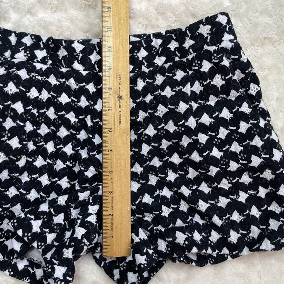 THEORY Eyelet Black / White Print Shorts Size 2 - Picture 7 of 9